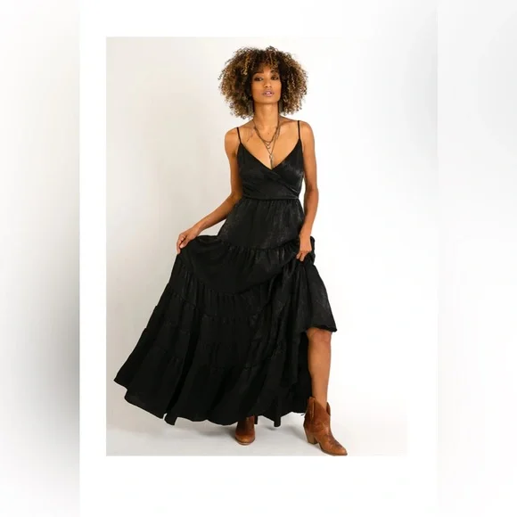 Chic Black Maxi Dress with Spaghetti Straps - Picture 1 of 8